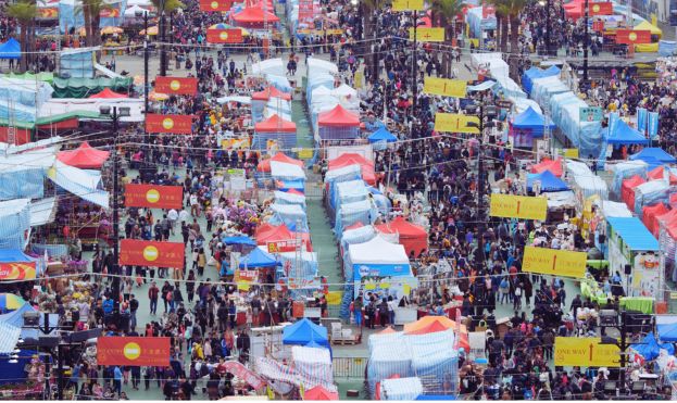 a very crowded chinese market